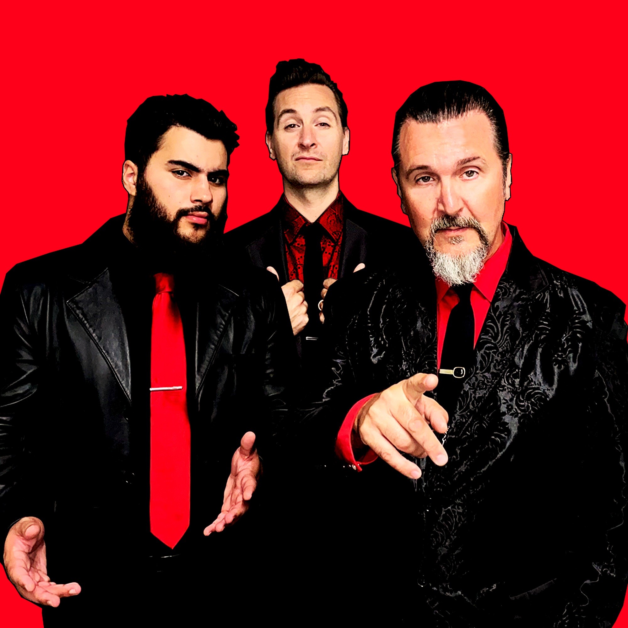 Trois hommes en costume noir avec chemise et cravate rouges se tiennent debout sur un fond rouge uni. L'homme de droite pointe vers l'avant, l'homme du milieu lève deux pouces et l'homme de gauche fait un geste avec les mains ouvertes.