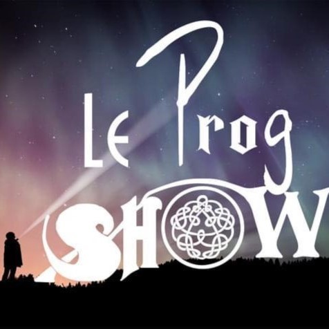 Silhouette d'une personne debout près d'arbres sous un ciel nocturne coloré avec le texte "Le Prog Show" en grandes lettres stylisées en travers de l'image.