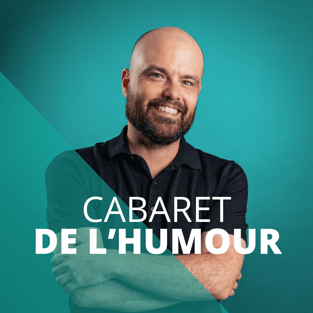 Un homme barbu souriant, les bras croisés, se tient devant un fond sarcelle. Le texte blanc au-dessus de l'image indique : "CABARET DE L'HUMOUR.