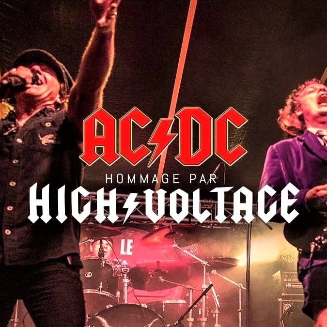Deux musiciens jouent énergiquement sur scène sous des lumières colorées. Le texte en gras rouge et blanc indique "AC/DC Hommage par High Voltage", indiquant un concert hommage au groupe AC/DC par High Voltage.