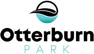 Logo d'Otterburn Park avec une vague stylisée noire et turquoise au-dessus du texte "Otterburn" en lettres noires grasses et "PARK" en lettres majuscules bleu clair en dessous.