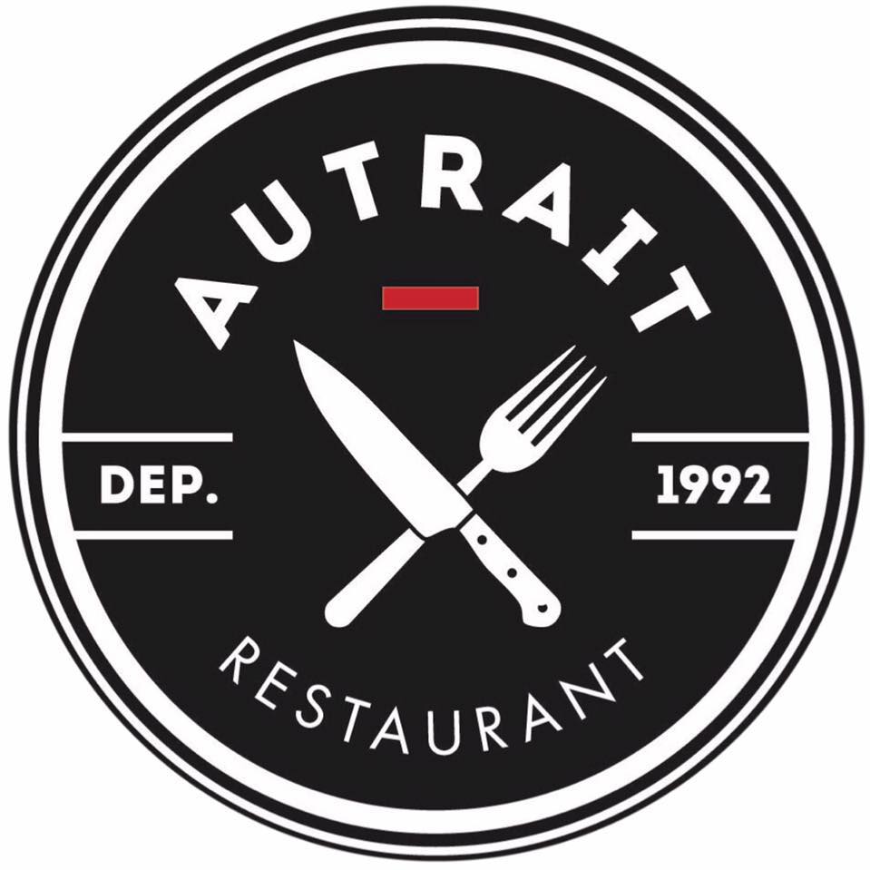 Logo circulaire noir d'un restaurant avec "AUTRAIT" en haut, "DEP. 1992" de chaque côté et "RESTAURANT" en bas. Un couteau et une fourchette se croisent au centre sous une barre horizontale rouge.