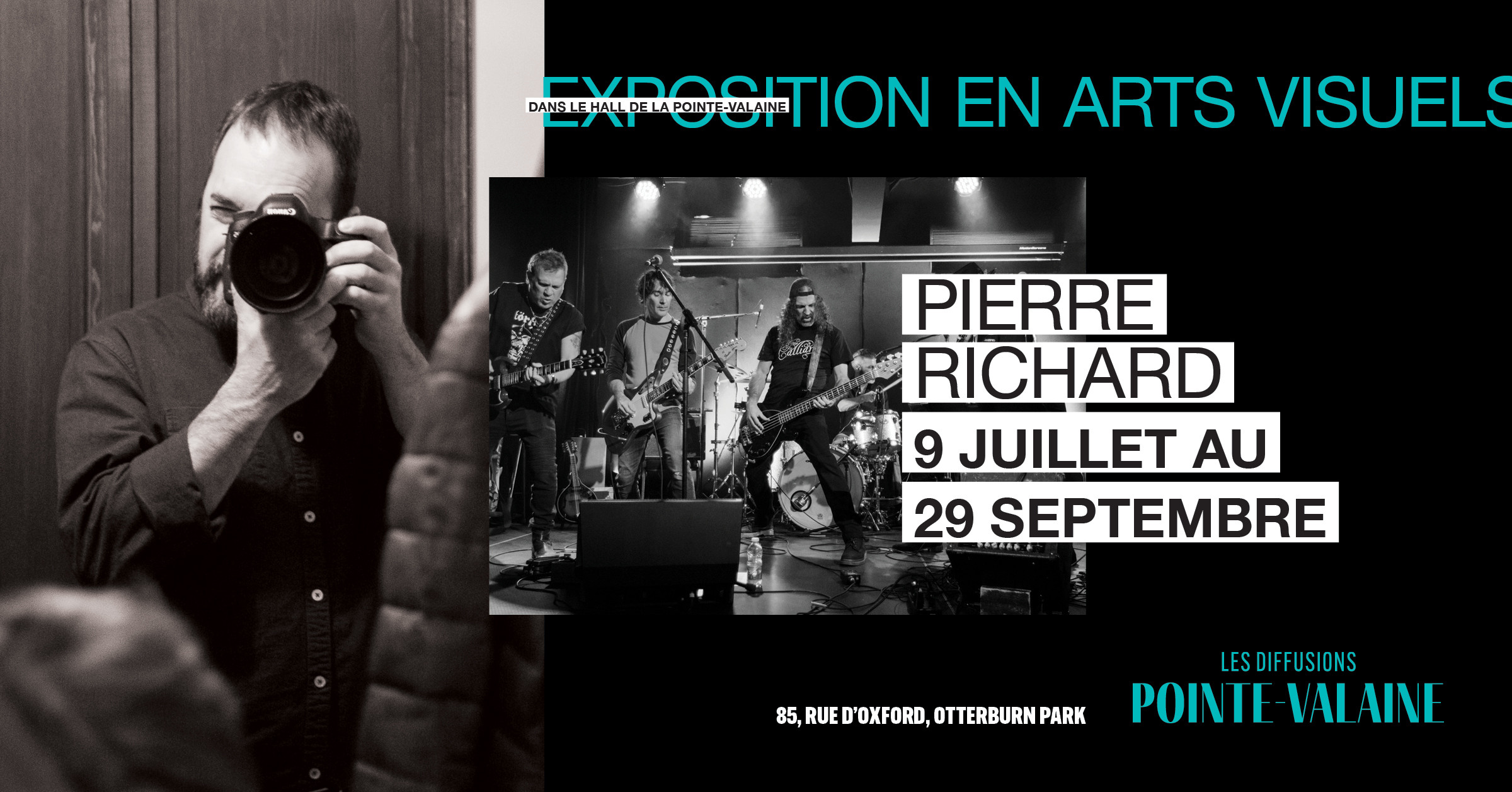 Une affiche promotionnelle pour une exposition d'art montre un homme prenant une photo avec un appareil photo et une image en noir et blanc d'un groupe se produisant sur scène. Texte détaillé : "EXPOSITION EN ARTS VISUELS, Pierre Richard, 9 juillet au 29 septembre.